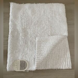 Threshold Performance Plus 20x34 Reversible Plush White Bath Mat
